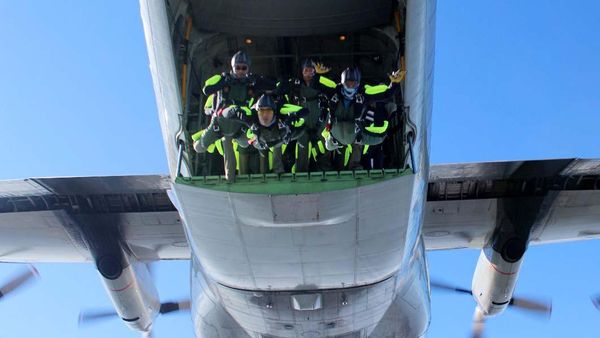 Melihat Prajurit Kostrad Latihan Terjun Payung