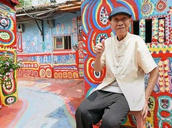 Merasa Bosan, Kakek Ini Lukis Kampungnya