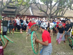 Baikers SimPATI Motorbaik 2017 Belajar Adat Tari Gebug Ende