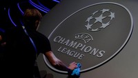 Begini persiapan sebelum pengundian di Grimaldi Forum, Monaco, Kamis (24/8) malam waktu setempat. Logo Liga Champions dilap dulu biar kinclong. (Eric Gaillard/REUTERS)