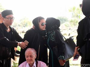 Jane Shalimar Terus Menangis di Pusaran Sang Bunda