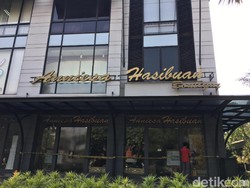 Kondisi Butik Milik Bos First Travel yang Kini Diberi Garis Polisi