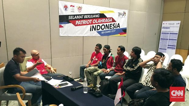 Kordinator Timnas Indonesia Fanny Riawan bertemu dengan perwakilan suporter Indonesia di Malaysia.