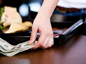 Ini 5 Kisah Haru Pelayan Restoran yang Dapat Tip hingga Ratusan Juta Rupiah