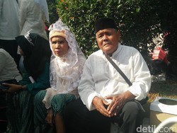 Senyum Semringah Kosim dan Markiyati Pengantin Baru Bercucu 10