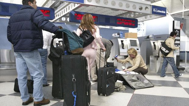 Pengawasan bandara yang ketat kadang menjadi tantangan bagi kurir barang bersejarah saat membawa benda tersebut.