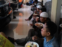 Simbol Toleransi di Warung Gratis Bagi Dhuafa