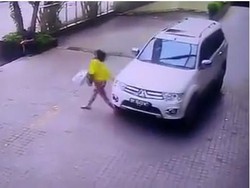 Nyeberang Tak Lihat Kanan-Kiri, Wanita Ini Ditabrak Pajero