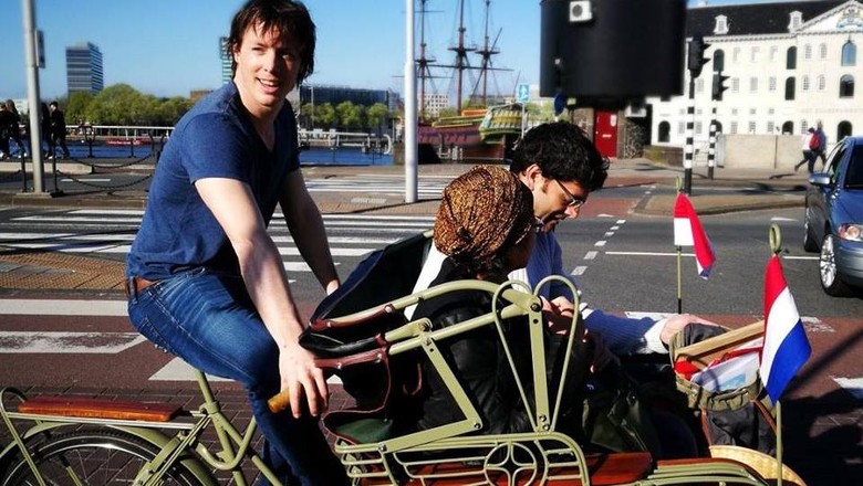 Daan Goppel, cowok Belanda yang narik becak di Amsterdam (Becak Amsterdam/Facebook) Daan Goppel, cowok Belanda yang narik becak di Amsterdam (Becak Amsterdam/Facebook)