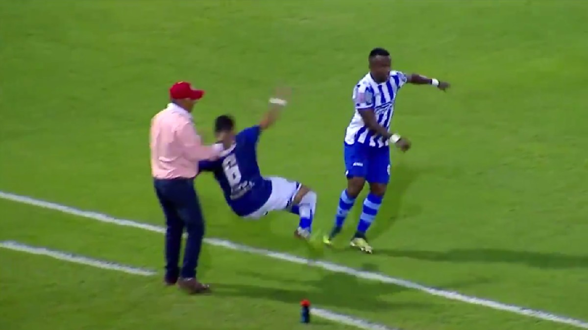 Pelatih Nivaldo Lancuna masuk RS usai terhantam pemainnya sendiri (Foto: Screenshot Twitter @brfootball)
