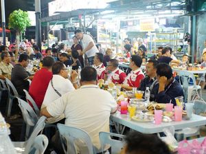 Menpora di SEA Games: Siang Dukung Indonesia, Malam Berburu Kuliner