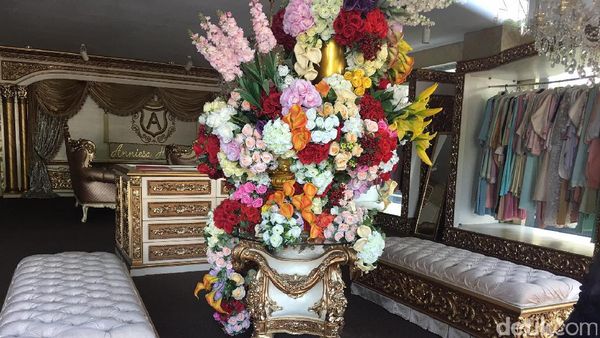 Foto: Begini Suasana Butik Bos First Travel Setelah Digaris Polisi