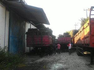 Tumpukan Palet Kayu Terbakar di Kawasan Depo Kontainer