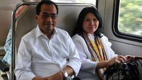 Menhub Naik Kereta Kelas Ekonomi Bareng Istri