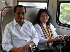 Menhub Naik Kereta Kelas Ekonomi Bareng Istri