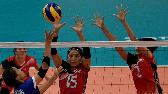 PENYISIHAN BOLA VOLI PUTRI Pevoli putri Indonesia Yolla Yuliana (kedua kanan) dan Putri Andya Agustina (kanan) melompat untuk menghadang bola dari pevoli putri Thailand Wilavan Apinyapong (kiri) di saat penyisihan Grup A Bola Voli Putri SEA Games XXIX di MiTec, Kuala Lumpur, Malaysia, Rabu (23/8). Tim bola voli putri Indonesia kalah 0-3 (18-25, 16-25, 10-25) atas Thailand. ANTARA FOTO/Sigid Kurniawan/kye/17. prestasi Yolla