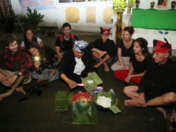 Bule Eropa Menikmati Pecel Pitik Di Ritual Tumpeng Sewu 2017