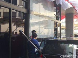 Segel KPK di Ruang Dirjen Hubla Dilepas Usai Digeledah Penyidik Segel KPK di Ruang Dirjen Hubla Dilepas Usai Digeledah Penyidik