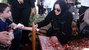 Isak Tangis Jane Shalimar di Pusara Sang Bunda