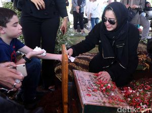 Isak Tangis Jane Shalimar di Pusara Sang Bunda