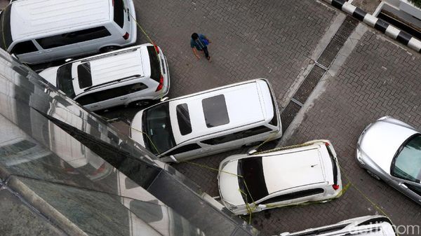 Foto: Ini Mobil Bos First Travel yang Bikin Korban Geleng-geleng Kepala