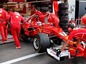 Raikkonen Catat Waktu Tercepat, Hamilton Membayangi Raikkonen Catat Waktu Tercepat, Hamilton Membayangi