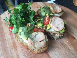 Trik Bikin Sandwich Enak dengan Olesan Alpukat dan Topping Dada Ayam Panggang