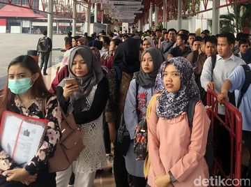 Ratusan Orang Berburu Lowongan Kerja di Jobfair Kemayoran