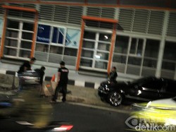 Sedan BMW Tabrak Separator Busway di Tendean