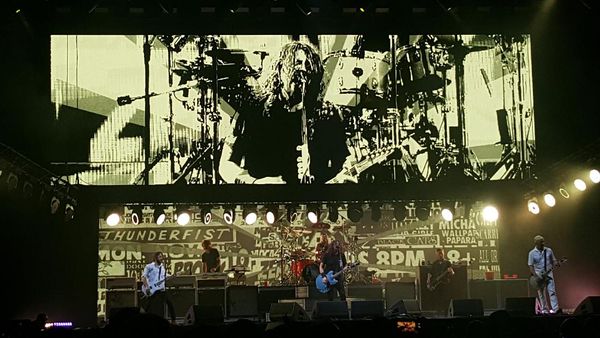 Begini Panasnya Panggung Konser Foo Fighters di Bangkok