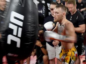 Tak Bisa Menyikut, Tendang, dan Piting, McGregor Mau Apa di Atas Ring?