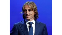 Anugerah pemain tengah terbaik jatuh ke gelandang El Real, Luka Modric. Dia berhasil mengantarkan Madrid mempertahankan Si Kuping Besar. (Foto: Eric Gaillard/Reuters)