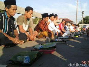 Warga Jepara Doa Bersama di Jembatan Sungai Pecangaan yang Tercemar