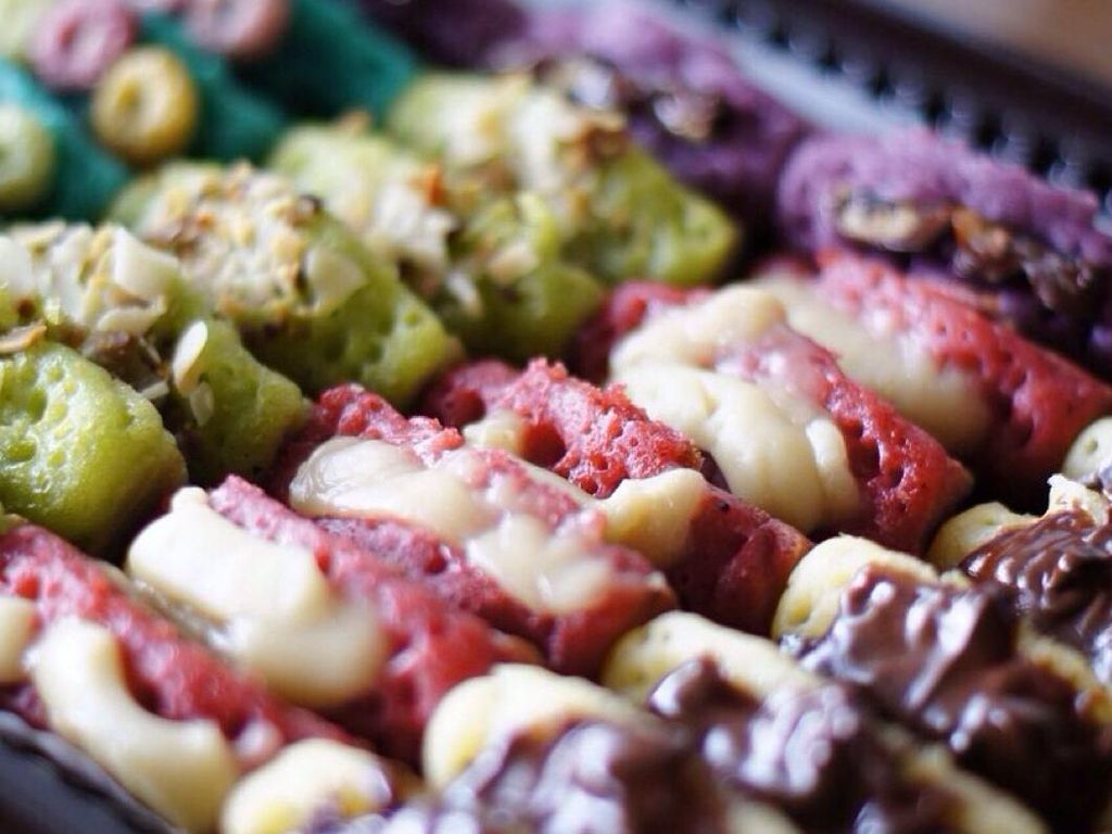 Warna-warni Pukis Empuk Kekinian dengan Topping Almond hingga Nutella Warna-warni Pukis Empuk Kekinian dengan Topping Almond hingga Nutella
