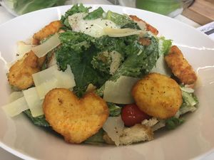 Kale Caesar Salad yang Segar Bernutrisi Mudah Diracik Sendiri