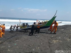 Menebar Jala, Pencari Ikan di Jember Hilang Dihantam Ombak