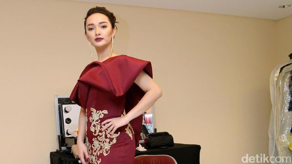 Lekuk Tubuh Zaskia Gotik