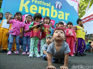 Saat Ratusan Orang Kembar se-Banyuwangi Berkumpul dalam Festival Saat Ratusan Orang Kembar se-Banyuwangi Berkumpul dalam Festival