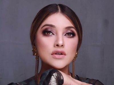 Foto: Cantiknya Sarah Azhari yang Seperti Kakak-Adik dengan Anaknya