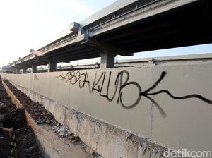 Foto: Keterlaluan, Tol Becakayu Dikotori Coretan Tangan Jahil