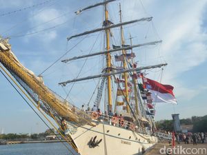 Berlabuh di Cirebon, KRI Dewa Ruci Jadi Wisata Dadakan