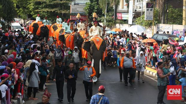 Parade Gajah Meriahkan Lampung Krakatau Festival