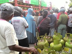 Antrean Panjang Warga Purworejo untuk Beli Elpiji 3 Kg