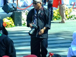 Aksi Menteri PUPR Pegang Kamera Sampai Ngemper di Aspal