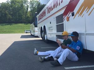 Alasan 2 Anak Ini Asyik Pegang HP Bikin Mesem-mesem Sendiri