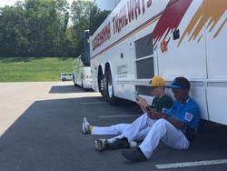 Alasan 2 Anak Ini Asyik Pegang HP Bikin Mesem-mesem Sendiri