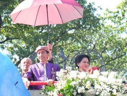 Dari Kereta Pancasila, Jokowi Bagi-bagi Kaos ke Penonton Karnaval