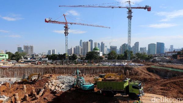 Indahnya Langit Biru di Atas Proyek Modernisasi Pasar Rumput