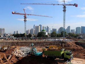 Indahnya Langit Biru di Atas Proyek Modernisasi Pasar Rumput Indahnya Langit Biru di Atas Proyek Modernisasi Pasar Rumput