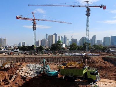 Indahnya Langit Biru di Atas Proyek Modernisasi Pasar Rumput